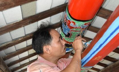 古建彩畫師無師自通 畫筆游走梁檐間