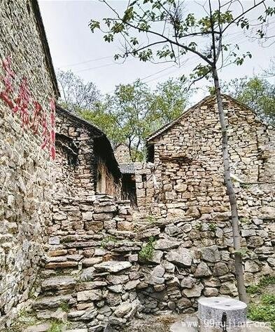 石屋石階依山建 古樸村落似畫中