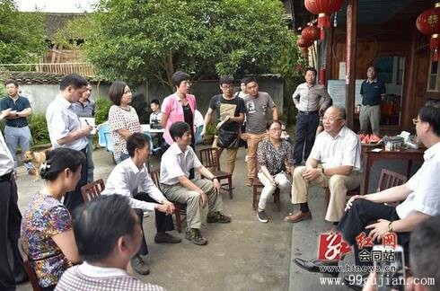 勵小捷“把脈”高椅古村古建維修工作