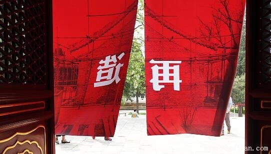 以沉重大畫幅再現北京古建 王玉鏡頭關注古建“再造”