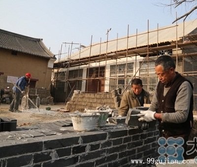 寶豐縣專業施工人員對清代“楊家大院”修繕保護