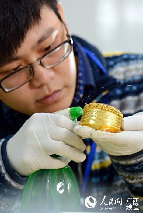 考古人員正在對西漢海昏侯墓發掘的馬蹄金進行清洗（郭晶/攝）