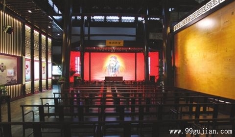 建在大成殿中的“德潤講堂”