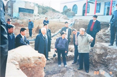 025 2000年孟繁峰與耿寶昌、陳華莎先生在河東窯址搶救發掘現場