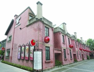 這幢紅色二層樓建築，曾經是國民黨青年軍官宿捨