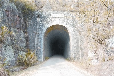 圖為粵漢鐵路隧道遺址。