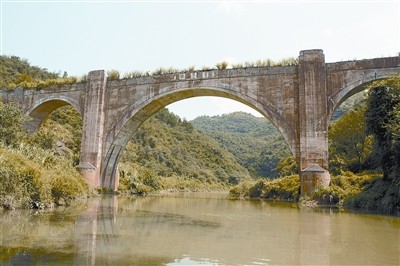 圖為粵漢鐵路橋梁遺址。