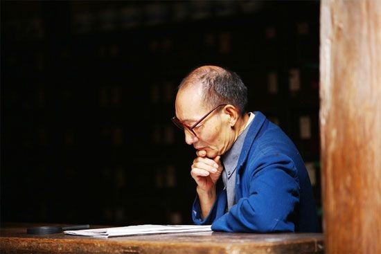 悠閒看報的老者