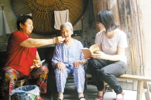 大學生村官走村訪戶，為高齡老人家庭講孝善讀本