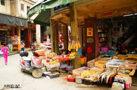 售賣各種上世紀八十年代的東西的雜貨店