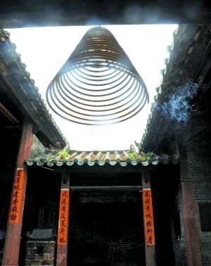 祠堂內香火袅袅