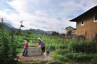 小孩子憑欄看著井底，正在汲水的老人慈愛地看著他，好一幅美好的畫卷