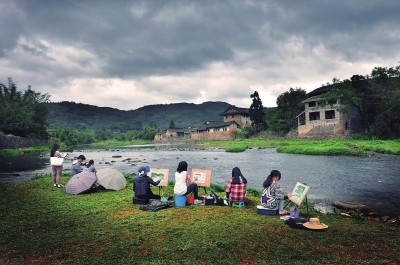 山雨欲來，學生們為美景所陶醉，依舊聚精會神地寫生作畫