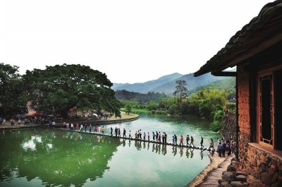 游客魚貫走過古樸的矴步橋