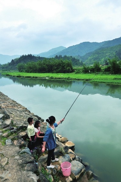 清溪垂釣