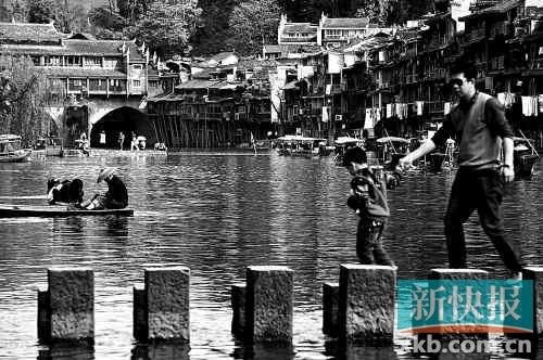 微博網友呼吁“五一”勿去鳳凰古城 李開復支持