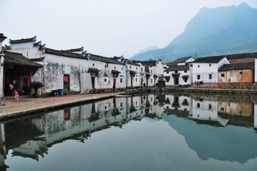 新葉古村位於杭州建德西南大慈巖鎮，距大慈巖風景名勝區6公裡，距諸葛八卦村11公裡，由330國道可達村裡。