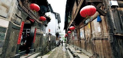  大均古鎮曲徑通幽的精巧小青石板巷道連接著兩側灰牆黛瓦、雕梁畫棟、書香氤氲的民居。