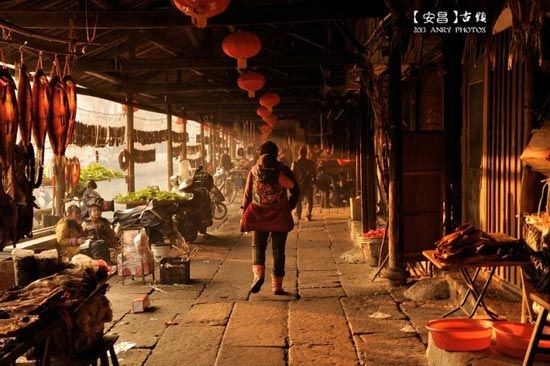 夕陽西下時的安昌古街道。