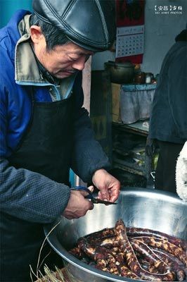 師傅正准備把制作綁扎好的臘腸拿出晾曬，安昌人喜歡吃臘腸，紹興人更是喜歡，過年過節的時候最少不了的其中一個菜。