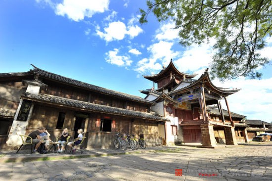 沙溪寺登街，幾個老外在曬太陽