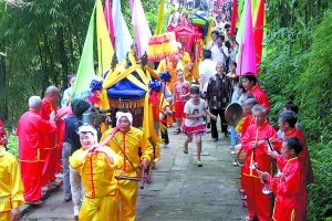 古鎮如今還保留了20多頂工藝考究的花轎，傳統婚宴匯集渝、川、黔菜風味