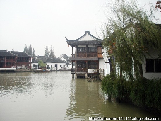 暢游在水中，感受古鎮的悠閒和繁忙【攝影：戚連民】