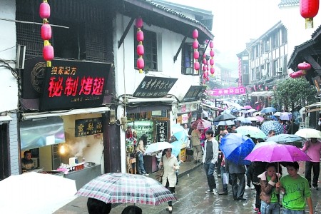市民在磁器口游玩 記者 張永波 攝