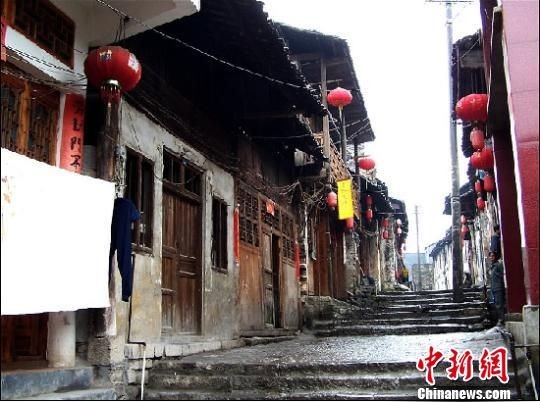 圖為石板街上空住戶間互相連接的電線形如蛛網。 李勝成 攝圖為龍灘古鎮石板街施工現場。 李勝成 攝