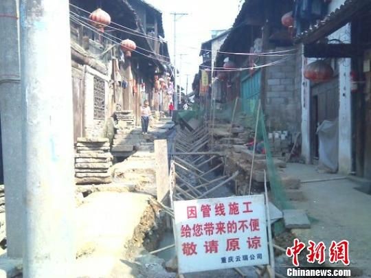 圖為龍灘古鎮石板街施工現場。　李勝成　攝