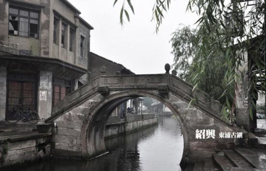 石拱橋，連著小河的兩邊