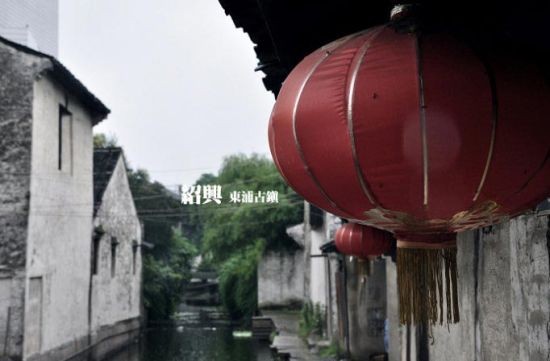 這紅燈籠，給水墨的古鎮添了一縷色彩