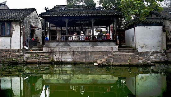 在水邊休憩