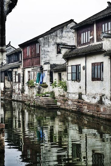 靜靜的水流和人家