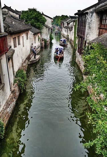 水流就這樣穿行在民宅間