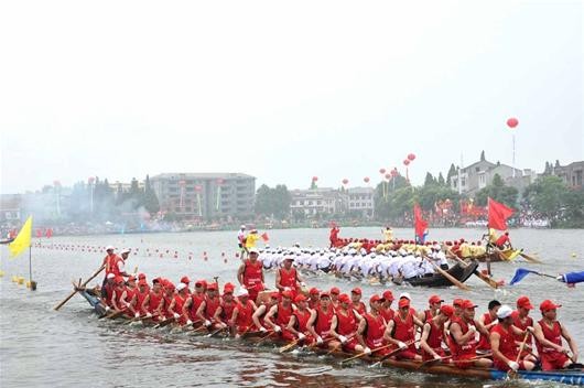 農村新報訊 圖為：第十一屆龍舟節上，33艘龍舟逐浪蓮花池