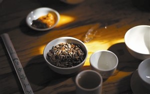 一杯熱茶一把瓜子，悠閒自得。