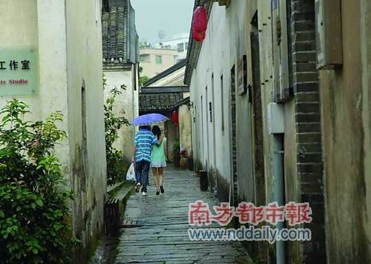 雨中的版畫村，一條小巷裡的戀人