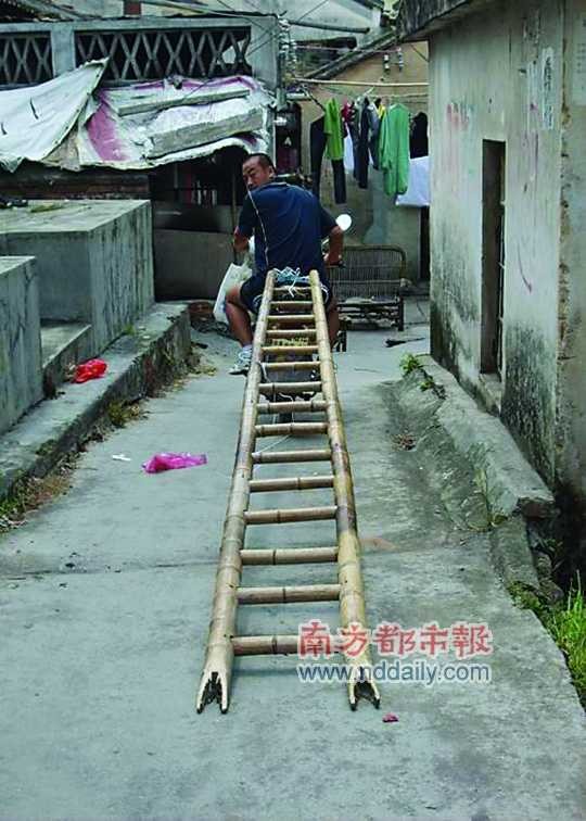 雨中的版畫村，一條小巷裡的戀人