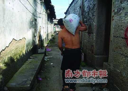 雨中的版畫村，一條小巷裡的戀人