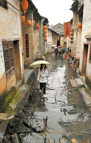 古鎮雨景 周華攝