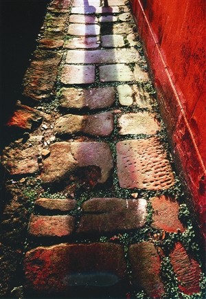 石板路。