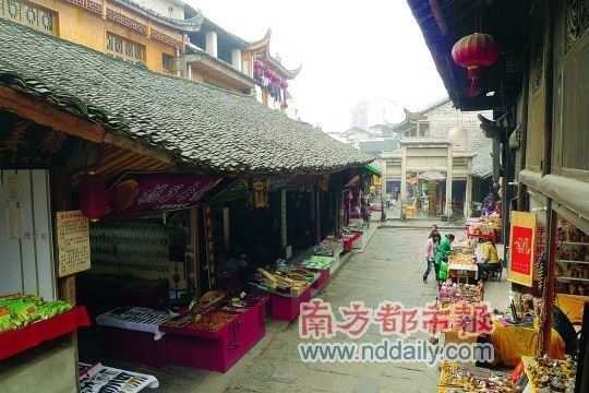 芙蓉鎮上的五裡長街。