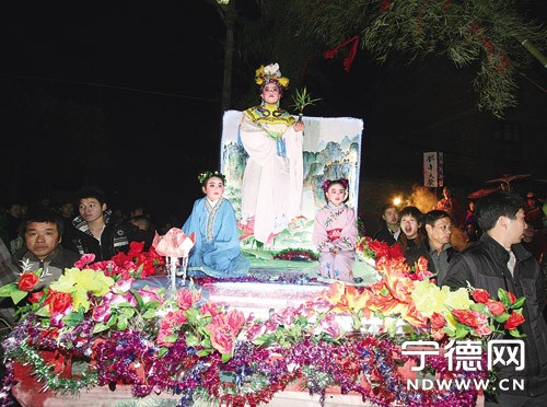 邈遠與親近——雙溪古鎮的元宵燈會