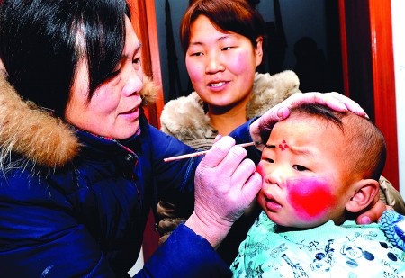 天還不亮孩子們就開始化妝。