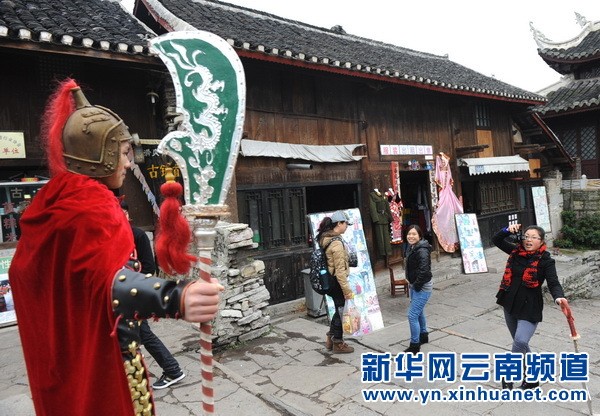 12月26日，游客參觀青巖鎮古城門。