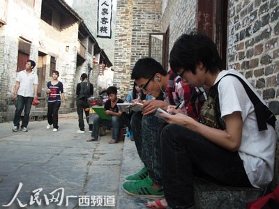 黃姚古鎮上:人們在寫生