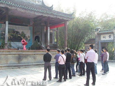 游客在古戲台觀看傳統彩調劇《花子審案》
