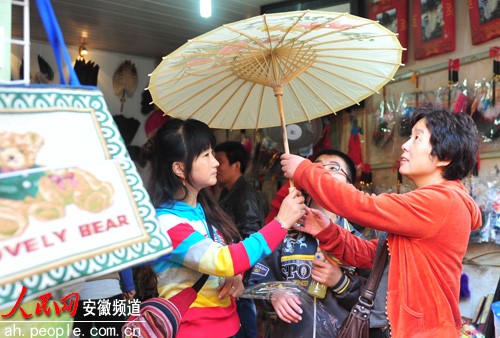 游客在選購旅游商品