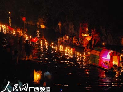 人們在廣西黃姚古鎮的姚江上放河燈
